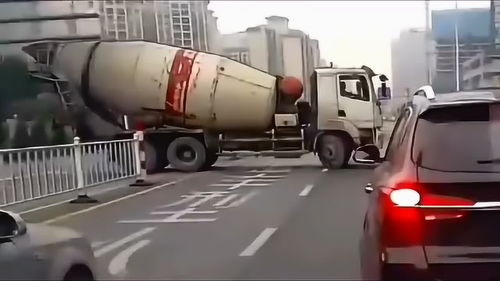 任性變道惹禍端，后車司機苦不堪言