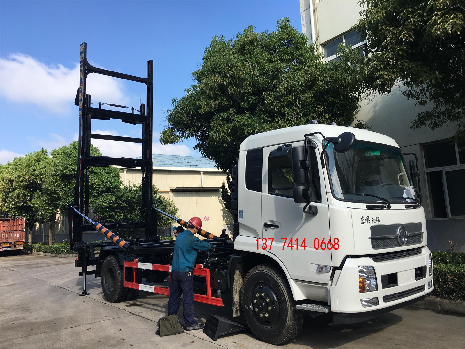 東風(fēng)天錦背罐車(chē)現(xiàn)貨供應(yīng)，水泥車(chē)專業(yè)解決方案，分期付款更便捷